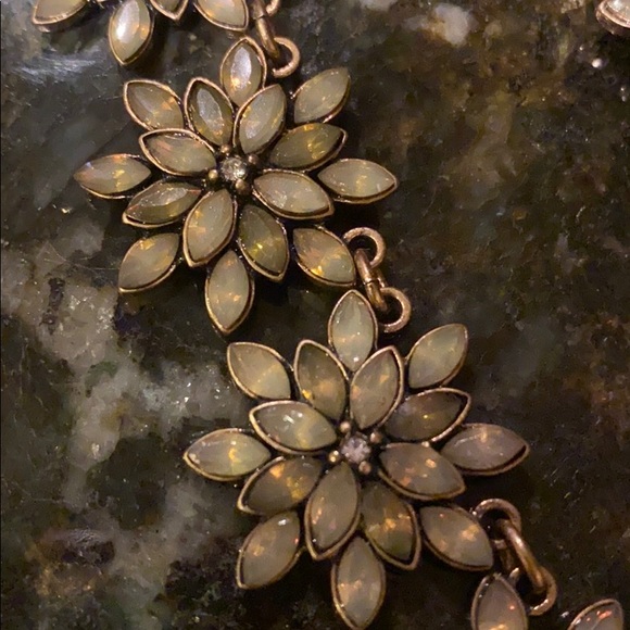 Gold Glower Necklace. - Picture 4 of 4